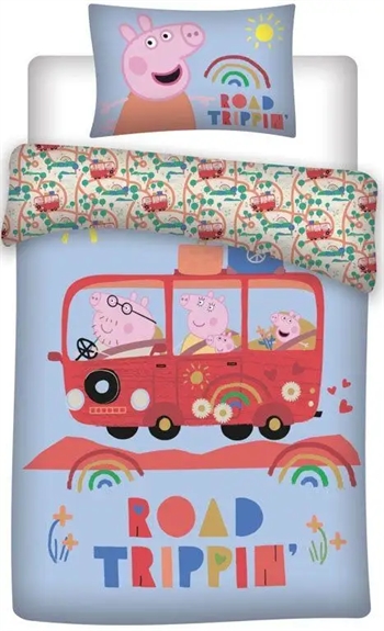 Billede af Gurli gris junior sengetøj 100x140 cm - Gurli gris på tur - 2 i 1 design - Road trip - 100% bomuld hos Shopdyner.dk